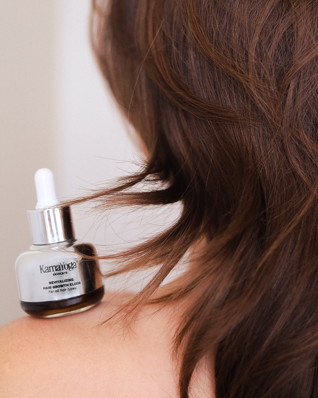 Image of Treating split ends and dry hair with moisturizing botanical oil