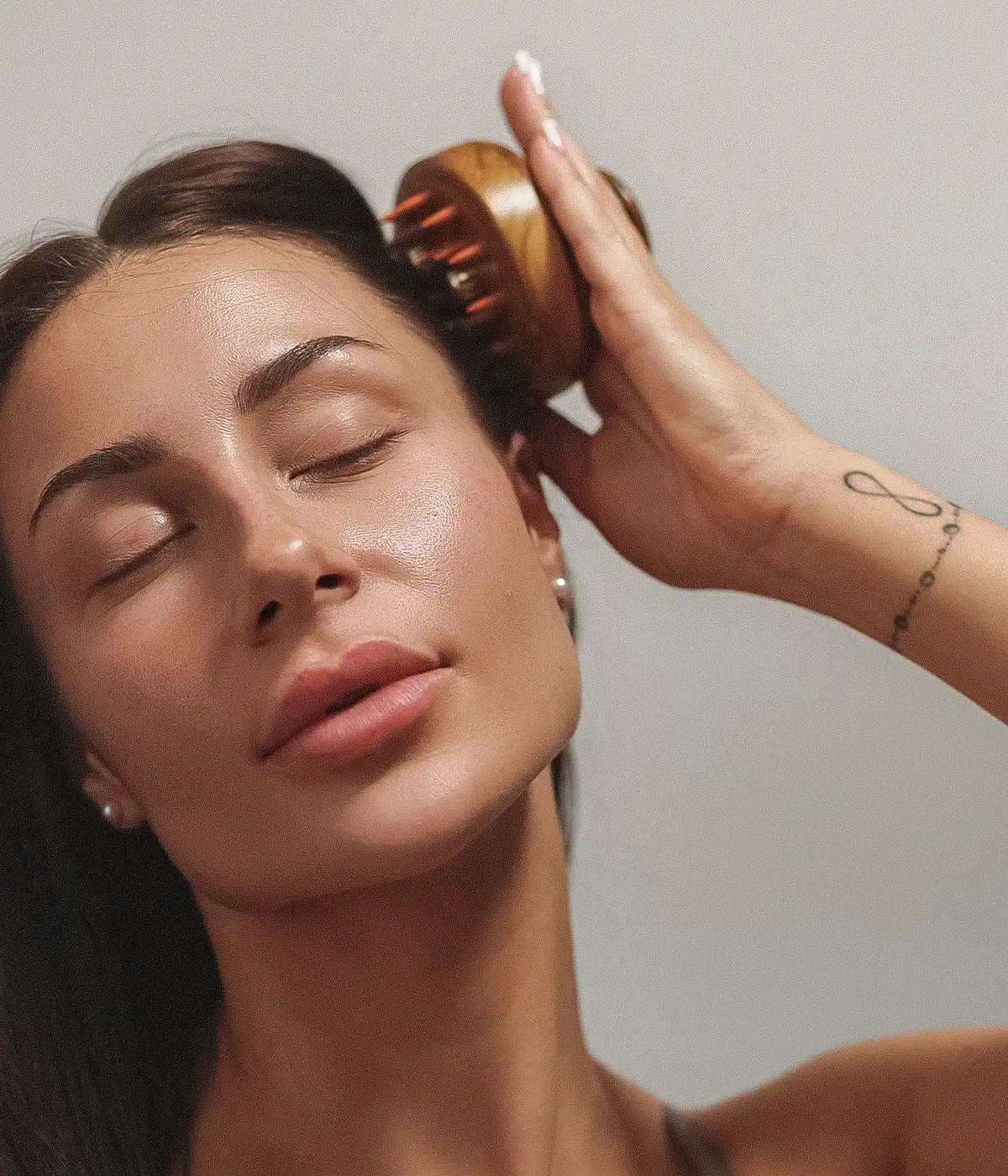 Image of KANSA SCALP MASSAGER / BRUSH